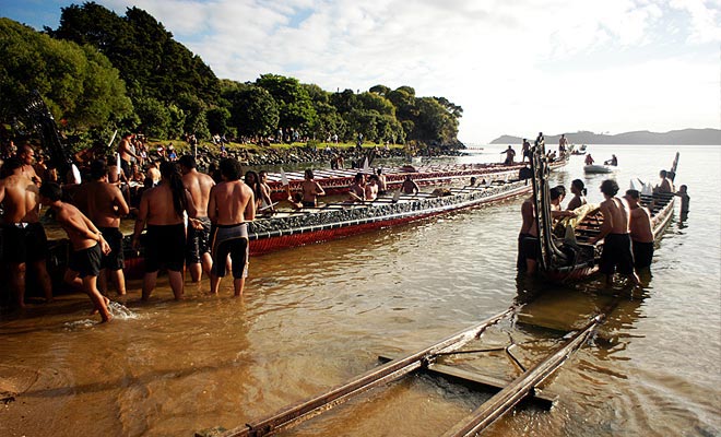 De Maori-oorlogscano's worden gelanceerd tijdens de Waitangi Day, de nationale feestdag.