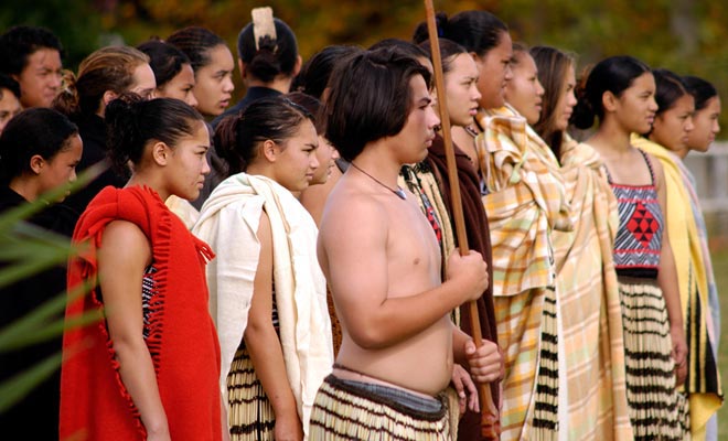 Il 6 febbraio è la giornata nazionale della Nuova Zelanda. Numerose commemorazioni hanno avuto luogo in tutto il paese, specialmente nella città in cui il trattato di pace tra Pahekas e Maoris è stato firmato dopo un conflitto violento.