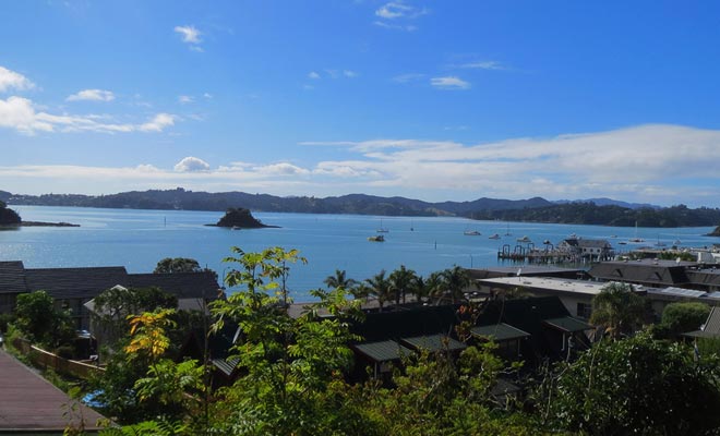 Paihia heeft veel hotels en Bed and Breakfast. Dit is zowel een voordeel als een nadeel, aangezien de stad de charme van Russell ontbreekt.