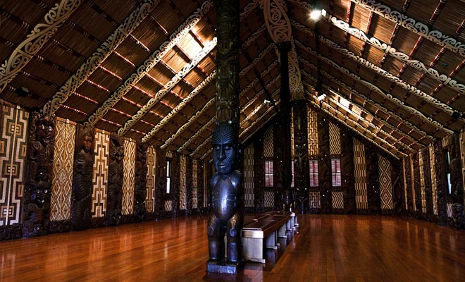 Elke gesneden pilaar van de Whare Runanga vertegenwoordigt een stamtekenaar van het Waitangi-verdrag.