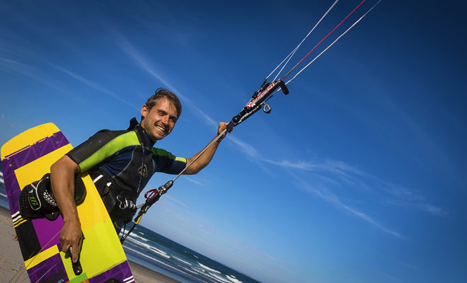 De voorwaarden zijn optimaal voor kitesurfen in Nieuw-Zeeland op stranden of op meren. Als u begint, moet u lessen nemen met een monitor.