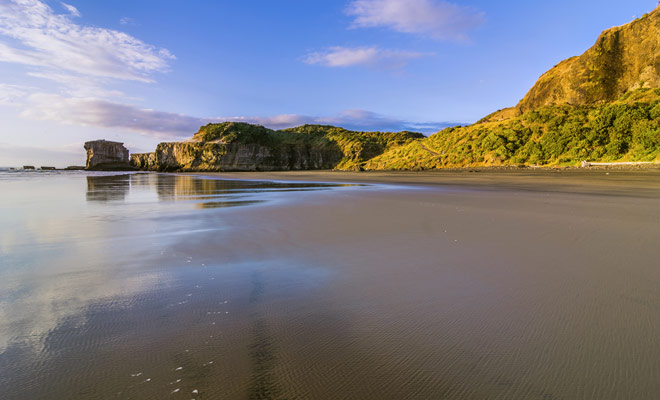 Raglan's beroemdste strand trekt surfers van over de hele wereld en af ​​en toe de wereldkampioenschappen van de discipline.