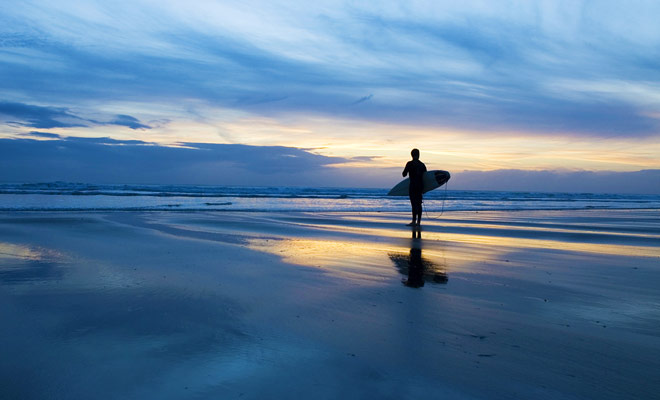 Surfen wordt beoefend in Nieuw-Zeeland op de twee eilanden van het land en de beste plekken worden op een homogene manier verdeeld.