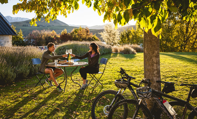 Als u meerdere dagen mountainbikeroutes wilt volgen, moet u nachten in bedden en ontbijt of hotels reserveren, tenzij u liever slaapt onder de sterren of in de campings?