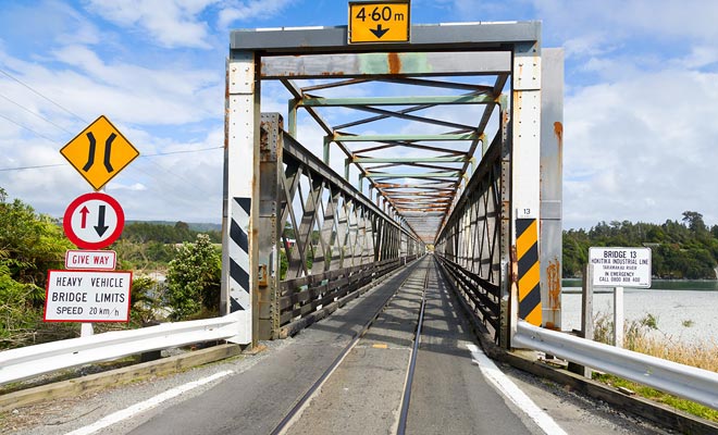 In het achterland kunnen bruggen slechts één baan hebben. Soms moet je even wachten voordat je kan doorgeven.