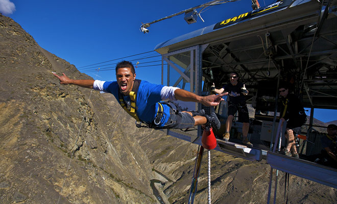 The Nevis is niet een bungee sprong in de leegte zoals de anderen! U maakt de grote duik vanaf de top van een kabelbaan voor een duizelig val van 134 meter!