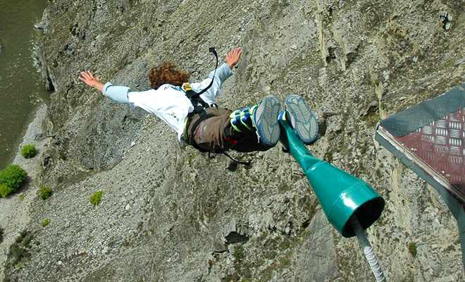 The Nevis kabelbaan loopt zijn passagiers en positioneert zich dan boven het vacuüm waar de kandidaten voor de hoogste bungee sprong in Nieuw-Zeeland kunnen springen.