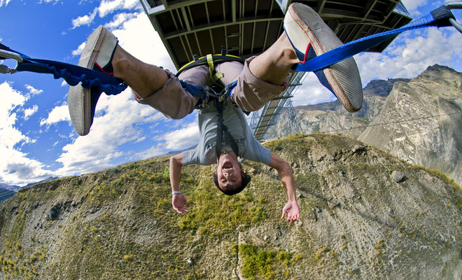 De meeste bungy jumpers bieden kortingen op de tweede sprong van de dag. Als je je ogen de eerste keer hebt gesloten, zou je misschien willen beginnen, maar een enkele sprong moet genoeg zijn om je te beginnen.