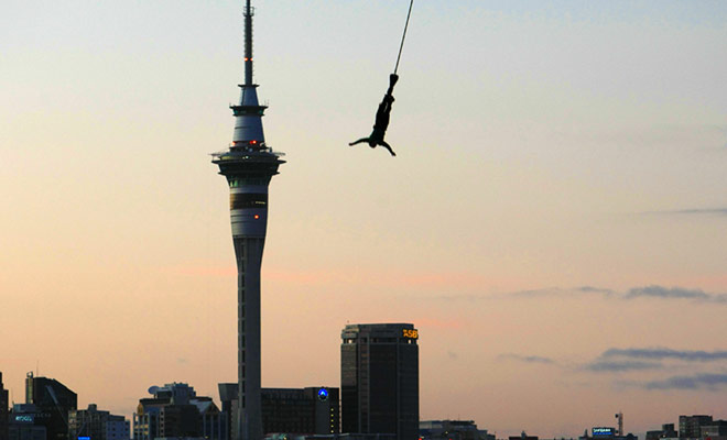 Als u bungee-springen in Auckland wilt proberen, moet u springen van de top van de hoogste brug van de stad, de Harbour Bridge. Je zal op een afstand van 35 meter vallen!