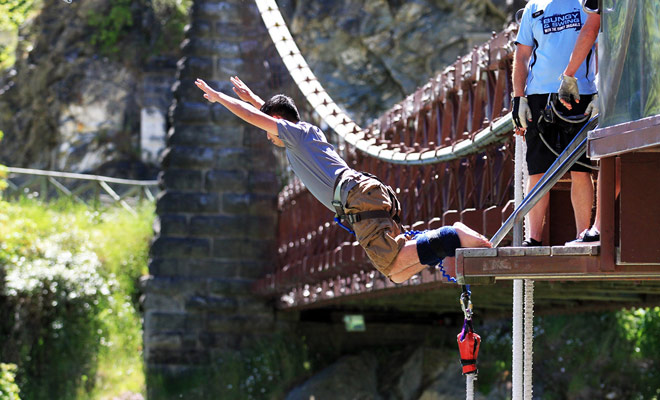 Bungee jumping vindt over het algemeen plaats vanaf de top van een brug en de val is tussen 30 en 50 meter.