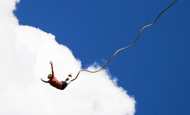 De passie van New Zeeland voor het bungy springen rijdt hen om te proberen de meeste bruggen van het land te springen. U wordt verwend voor de keuze om een ​​springpunt te vinden, maar grote toeristische steden zoals Queenstown, Rotorua of Hanmer Springs bieden de beste plekken.