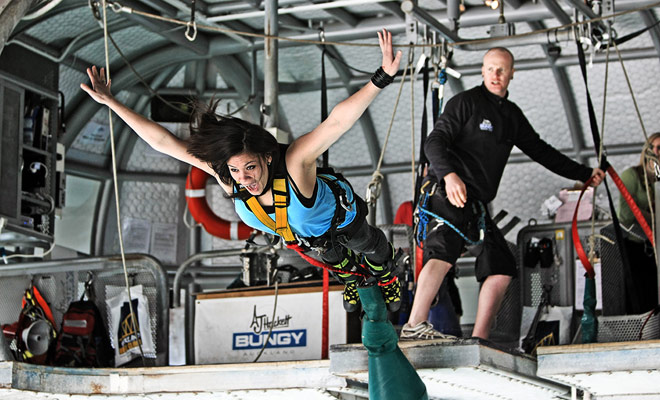 Bungee jump is een specialiteit in Nieuw-Zeeland, en met goede reden is de discipline in dit land uitgevonden en is de wereld geleidelijk ontwikkeld.