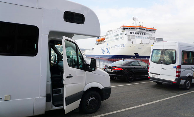 De Interislander veerboot die het Noord-Eiland en het Zuidereiland verbindt, kan voertuigen vervoeren. U kunt daarom uw camper in de houder parkeren, in plaats van het model te veranderen van het ene eiland naar het andere.