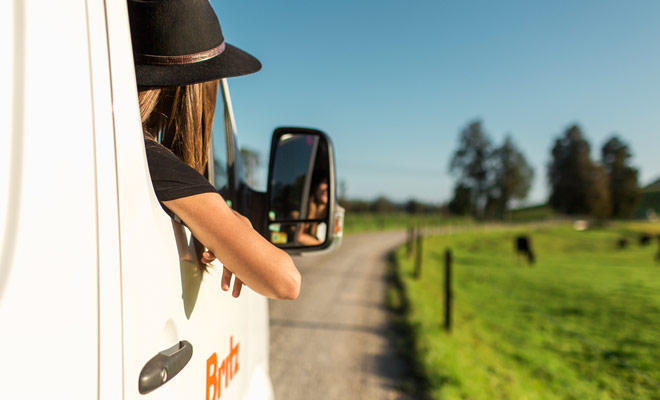 Om gemakkelijker in een camper te parkeren, kan de tweede passagier als co-driver optreden met behulp van de achteruitkijkspiegels.