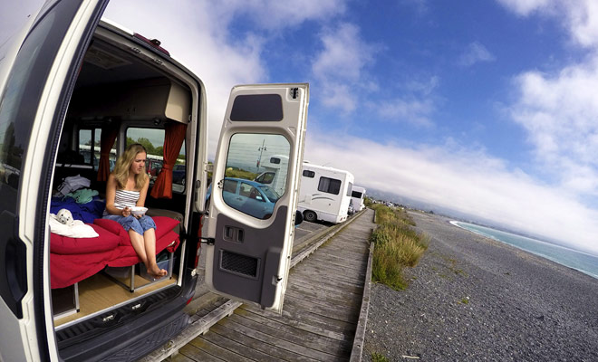 Breng de nacht in de buurt van een strand en ontbijten terwijl u de oceaan overweegt ... Dit is een van de vele voordelen van de camper van.