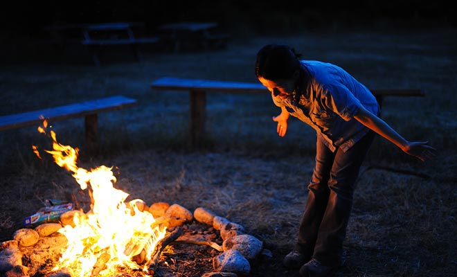 Het verlichten van een vuur zonder toestemming kan u een zware boete veroorzaken. Informeer bij de receptie van de camping om de regels hierover te kennen.