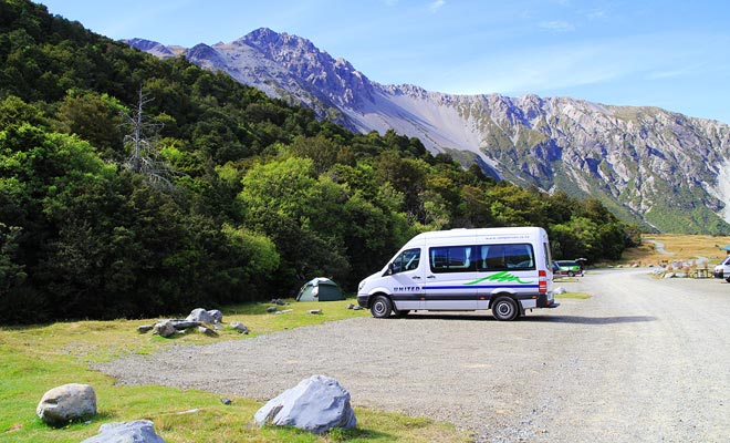 Le grandi distanze hanno reso il camper il veicolo ideale per visitare la Nuova Zelanda. La presenza di molte aziende come United o Kea ha contribuito a ridurre i prezzi. Senza essere necessariamente molto più conveniente di un auto-tour, un viaggio in camper consente grandi risparmi.