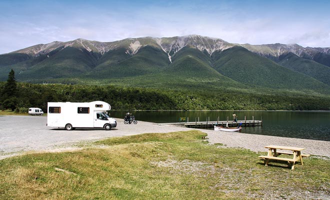 De camper helpt alleen om geld te besparen als u vooraf uw reis voorbereidt. Anders moet u de hele tijd betalen voor parkeren in de betaalende campings. Voeg de vervoersprijs van het ene eiland naar het andere door de veerboot toe, en u kunt snel meer geld opleveren dan verwacht.