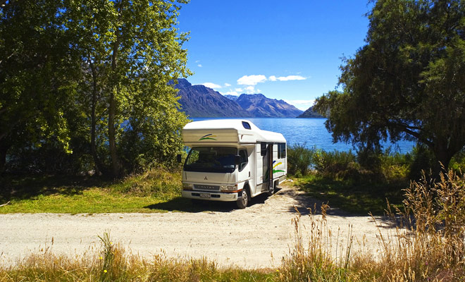 Vrijheidsscamping is steeds meer gereguleerd in Nieuw-Zeeland en toeristische gebieden verbieden het steeds meer. Maar het is nog steeds mogelijk om vrij over het hele land vrij te parkeren.