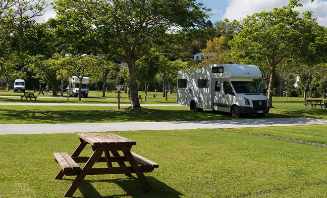 DOC campings volledig uitgerust zijn noodzakelijkerwijs duurder, maar de hete douches zijn beschikbaar en er zijn voedingen om de accu van de camper op te laden.