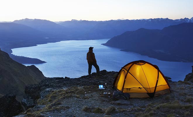 Vrijheid camping is toegestaan ​​in Nieuw-Zeeland. In werkelijkheid is het nu verboden in de buurt van toeristische plekken of in sommige steden zoals Queenstown of Rotorua. Vraag altijd toestemming voordat u uw tent ergens plant.