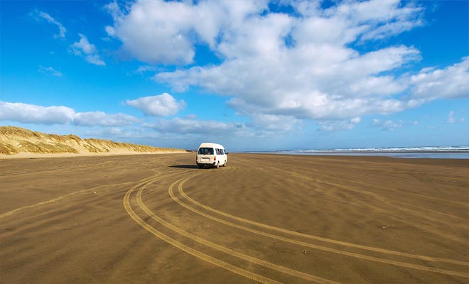 Rijden is toegestaan ​​op het Ninety Mile Beach, maar de bestuurder is verantwoordelijk voor zijn voertuig en moet voorzichtig zijn om niet door de stijgende vloed te worden geblokkeerd!