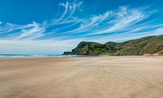 Het strand van Sandy Bay is ideaal en ideaal voor een frisbee spel!