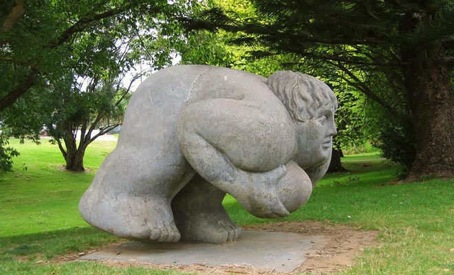 De stad Kaitaia heeft geen groot toeristisch belang, behalve sommige curiositeiten zoals een Botero-stijlbeeld van een rugbyman.