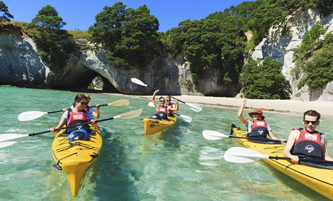 Ci sono due modi per raggiungere la spiaggia di Cathedral Cove e il suo gigantesco arco di calcare. L'escursione dura 45 minuti, ma è meglio prendere il tuo tempo e venire da kayak!