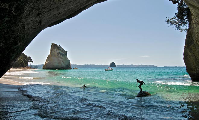 Het strand van Cathedral Cove is gemakkelijk te voet bereikbaar of met kajak. Het is een paar kilometer van Hahei en Hot Water Beach.