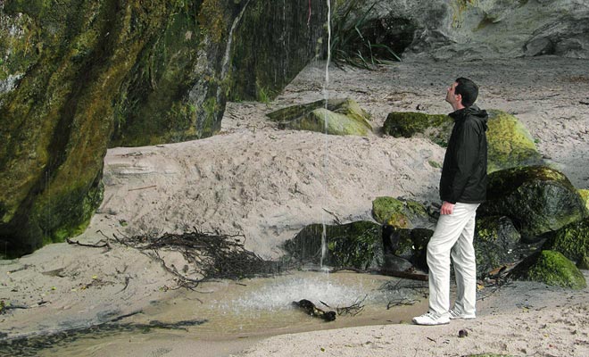 De kleine waterval die aan het eind van het strand komt, is perfect om in de zomer te spoelen ... of om de schoenen na de wandeling schoon te maken!