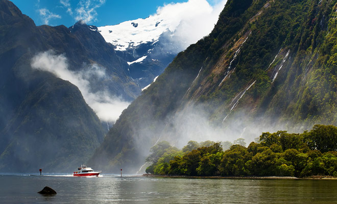 Cruises in de Nieuw-Zeelandse fjorden zijn zeer toeristisch in hun organisatie, maar de schoonheid van het landschap is intact en de ontdekking van Milford Sound is een must als u van plan bent naar het Zuidereiland te bezoeken.