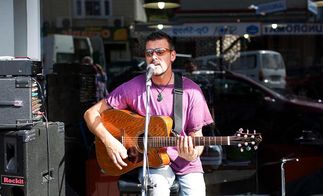 Quasi sconosciuta in Europa, la musica della Nuova Zelanda è influenzata dalle culture del Pacifico. Visitare Auckland durante il festival di Pasifika ti permette di scoprire ritmi tradizionali.