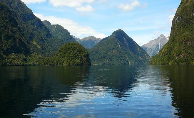 De Maori waren van nature de eerste die in de wateren van de fjord waagden. Het zal dan bijna 700 jaar onontgonnen blijven totdat Captain Cook's Endeavour bezoek.