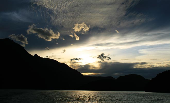 De enige manier om de nacht door te brengen is om een ​​hut aan boord van een schip of in de Deep Cove slaapzaal te boeken.