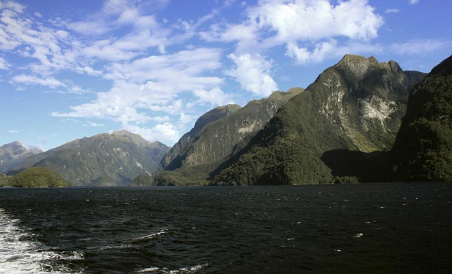 Veel minder toeristisch dan Milford Sound, onthult het Twijfelachtige Geluid zich na een lange reis per boot en dan per bus. Maar het spel is de kaars waard, ondanks dat het weer vaak woedend is.