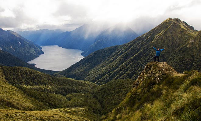 Door een helikopter te deponeren is één van de weinige oplossingen om toegang te krijgen tot de Fjord. Er is ook de zeeweg, en de traditionele excursie op een dag.