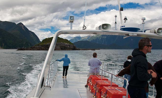 Het kiezen voor een klein cruiseschip kan een goed compromis zijn. Houd er echter rekening mee dat hoe groter het schip is, hoe stabieler het zal zijn. Als u zeeziekte heeft, is dit een factor om te overwegen.