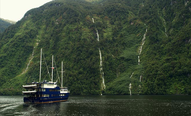 De regen die bijna dagelijks valt, voedt kleine meren die ephemerale cascades in de fjord storten.