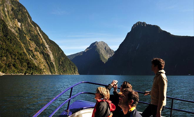 Tijdens de cruise, de kapiteinverzoek stilte van de passagiers en snijdt de motoren af. De absolute stilte die plaatsvindt herinnert eraan dat de Maori naam van de plaats is