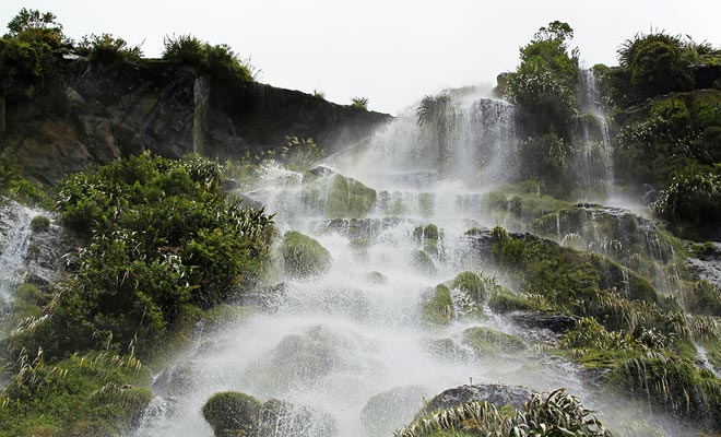 Het Fiordland is een van de natste gebieden op aarde. De zeven meter regen die elk jaar stroomt, voeden de honderden watervallen in het fjord.