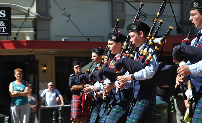 Poiché la città è stata fondata da coloni scozzesi, non è raro incontrare i giocatori di bagpipe.