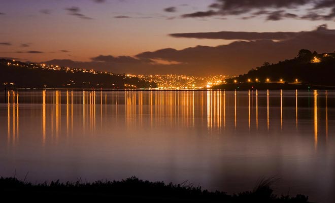 Dunedin è costruito su una collina sulla costa orientale dell'Isola del Sud.