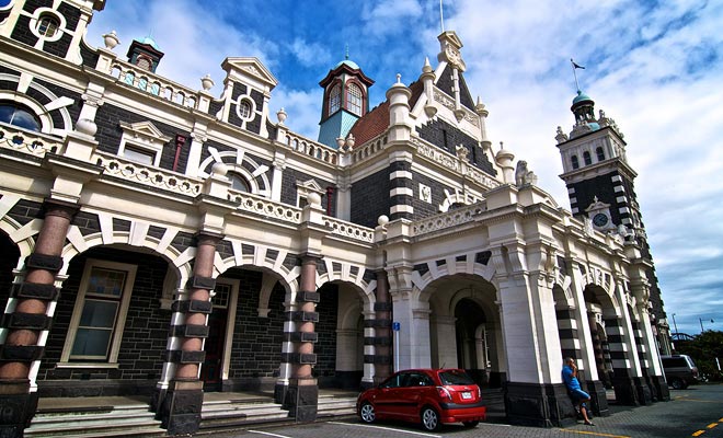 La stazione ferroviaria di Dunedin ospita solo la ferrovia di Taieri. Le altre linee sono state sospese nel tempo.