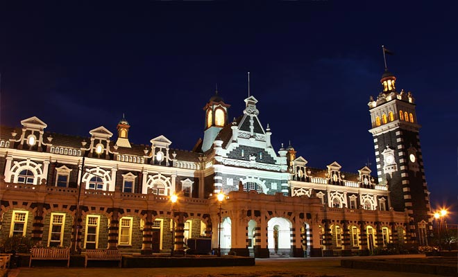 Se hai ancora qualche energia alla fine della serata, devi assolutamente ammirare la Stazione Centrale. L'illuminazione notturna è particolarmente efficace.