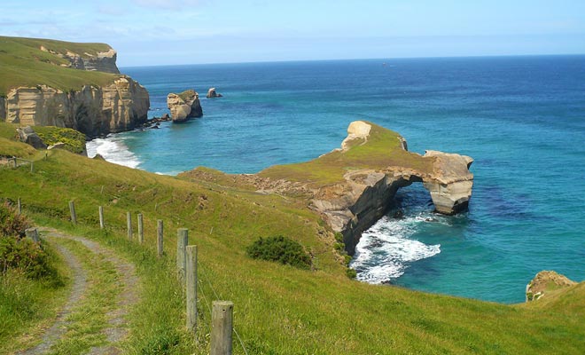 La Passeggiata di Tunnel Beach si trova a 7 km a sud della città. È un'escursione facile che porta a una spiaggia attraverso un tunnel scavato nella roccia con la dinamite!