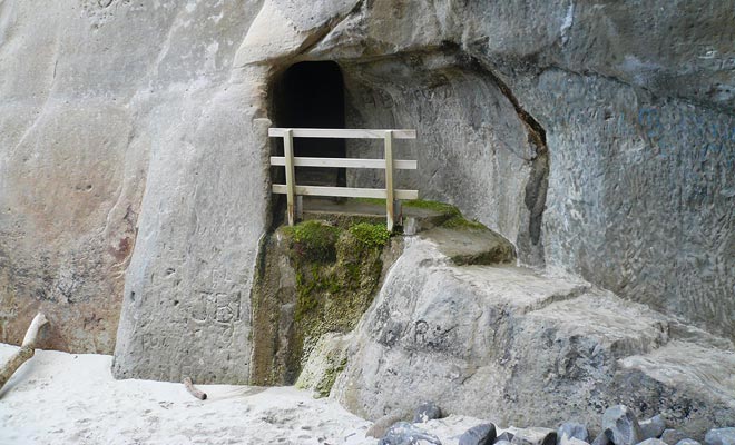 Un proprietario ricco avrebbe scavato il tunnel con esplosivi in ​​modo che la moglie potesse godere della spiaggia più facilmente.