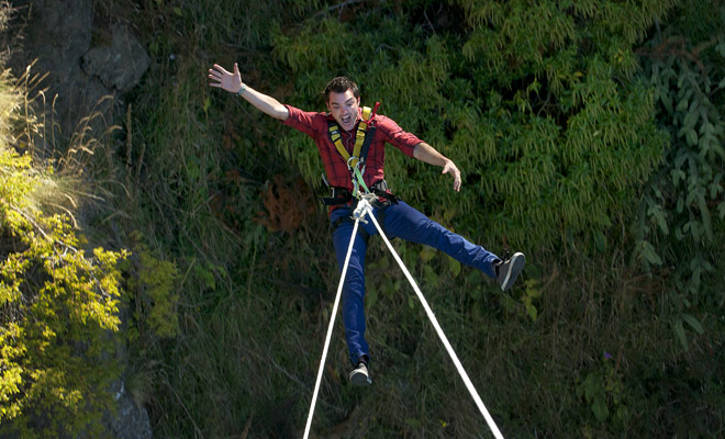 De Swing voert een grote swingende beweging in het vacuüm, in tegenstelling tot de bungee jump waar de val verticaal is. Sommige mensen beweren dat de ervaring nog meer angstaanjagend is dan bungy springen.