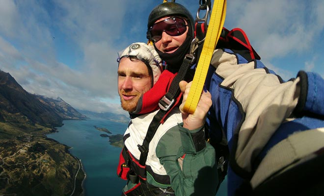 Veel mensen praten erover, maar weinig reizigers durven te proberen skydiving, terwijl het absoluut prachtig is in Nieuw-Zeeland!