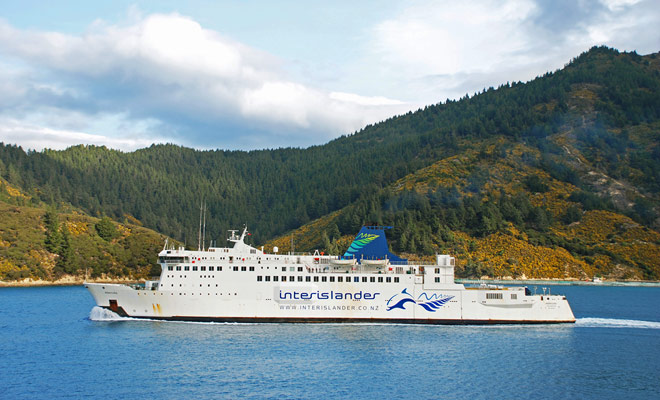 De reservering van de veerboot die de twee grote eilanden van Nieuw-Zeeland verbindt, kan via internet op de website van Interislander worden gedaan. Als u de oversteken wilt maken met uw voertuig, moet u gewoon extra betalen.